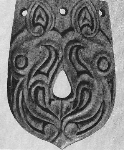61. Деревянная бляха из двух стилизованных головок лося. Алтай, коллекция Фролова.