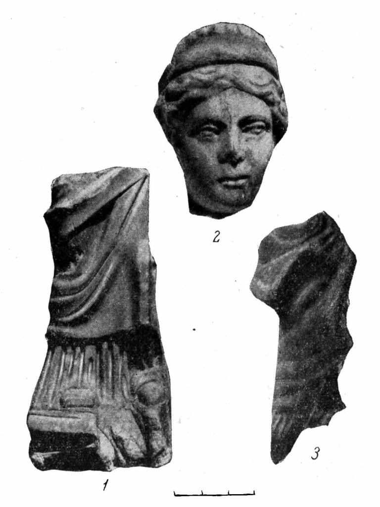 Рис. 26. Фрагменты скульптур с городища Горгиппии. 1 — нижняя часть мраморной статуэтки; 2 — мраморная головка богини; 3 — фрагмент терракотовой статуэтки