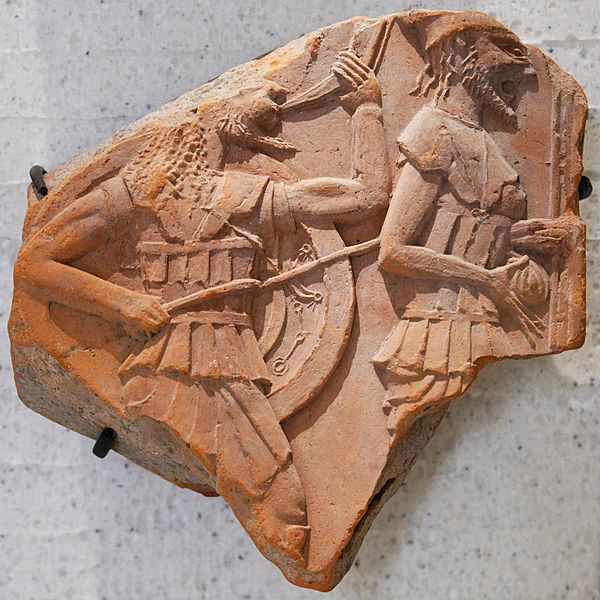 Находка из Аполлонии Понтийской. Обломок терракотового фриза с изображением двух гоплитов.