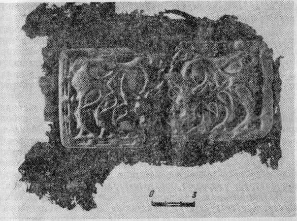 Бронзовая бляшка с изображением быков и остатки шерстяной ткани из курганов у с. Утинка