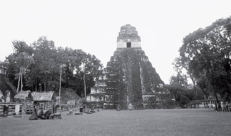 Рис. 15.2. Храм 1 в Тикале, Гватемала, датируемый 700 годом н. э., является каменной копией священной горы 