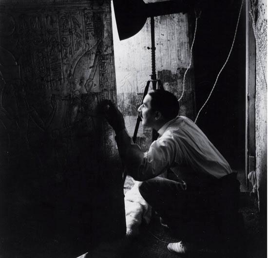 Археолог Говард Картер заглядывает в двери одной из золотых усыпальниц Тутанхамона, которые никто не тревожил в течение более 3000 лет (фото египетской экспедиции, Музей искусств Метрополитен) 