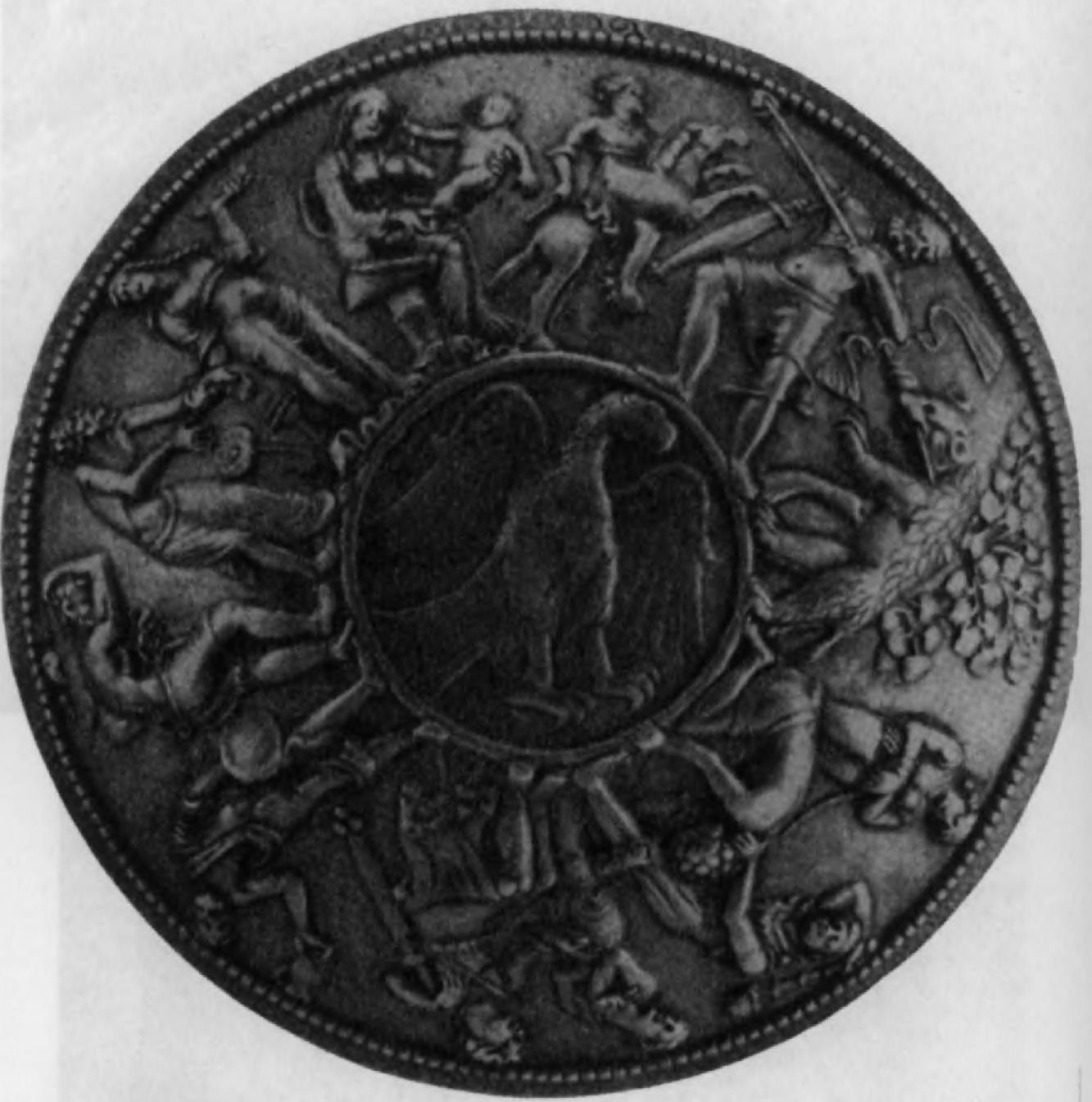112.	Бактрийское (?) блюдо из серебряного сплава (вес 867 г) с изображением геральдического орла.