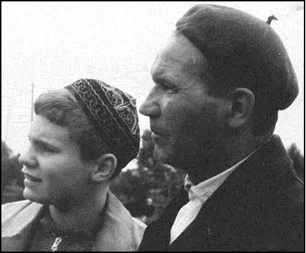 Рис. 3. С отцом в экспедиции. Псков. Фото 1964 г. Fig. 3. With his father in expedition. Pskov. Photo 1964.