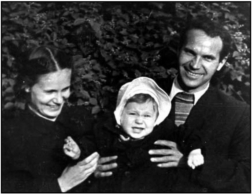 Рис. 1. С родителями. Ленинград. Фото 1954 г. Fig. 1 . With his parents. Leningrad. Photo 1954.