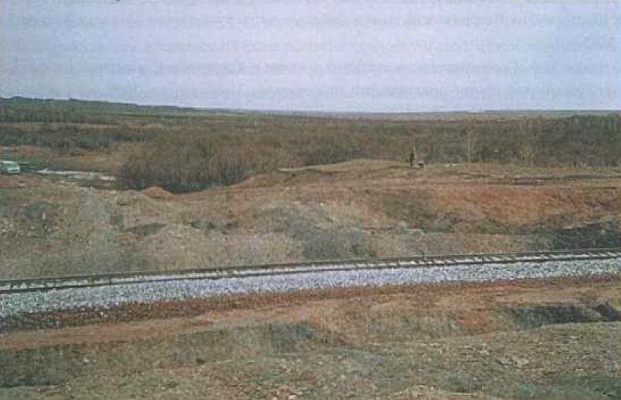 Рис. 3. Поселение Усть-Уроп-1 после частичного разрушения. Фото Ю.В. Ширина. 2000 г.