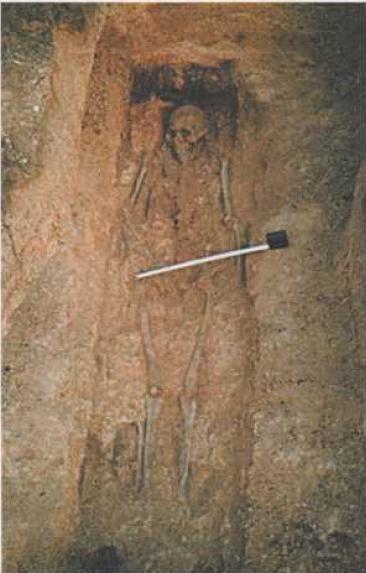 Рис. 4. Грунтовый могильник Каралда-1. Погребение XIX в. Фото Ю. В. Ширина. 1998 г.