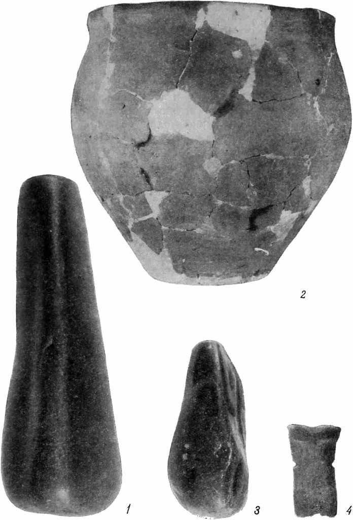 Рис. 28 б — находки из нижнего слоя III раскопа