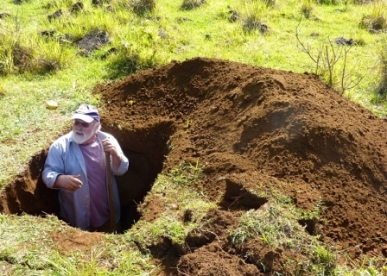 Оливер Чедвик берет образцы для почвенного анализа из одного из участков на острове Пасхи.