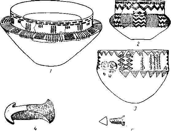 Рис. 91. Керамика (1/7, 1/4), двойные топоры (1/4) и наконечники стрел из датских могил с коридором.