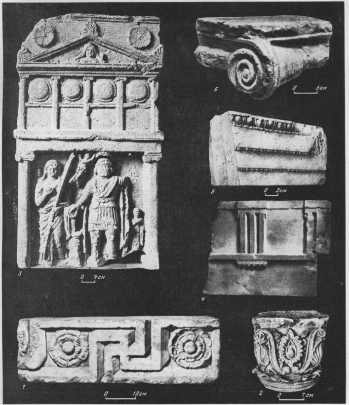Таблица XCII. Архитектурные детали III и II вв. до н.э. J — рельеф с меандром II в. до н. э., мрамор, Пантикапей; 2 — полихромная капитель богатого дома в Пантикапее, II в. до н. э., известняк; 3 — надгробная плита из Пантикапея, II—I вв. до н. э., известняк; 4 — часть дорийского антаблемента из Пантикапея, II в. до н. э., известняк; 5 — часть ионийского архитрава, III в. до н. э. Херсонес; 6—капитель из Фанагории, III в. до н. э., известняк. Составитель М. М. Кобылина