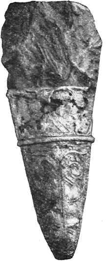 Неолитический наконечник копья из культурного слоя Новгорода Великого, использованный как амулет в XIV в. (по М.В. Седовой).