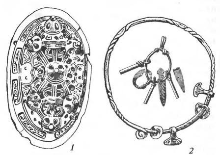 Вещи скандинавского происхождения: 1 — фибула овальная (женская); 2 — шейная железная гривна с подвесками-амулетами и набор амулетов 