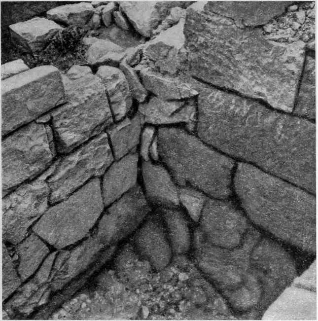 Рис. 57. Стена № 27 V в. до н. э. (справа) и стена № 18 IV—III в. до н. э.
