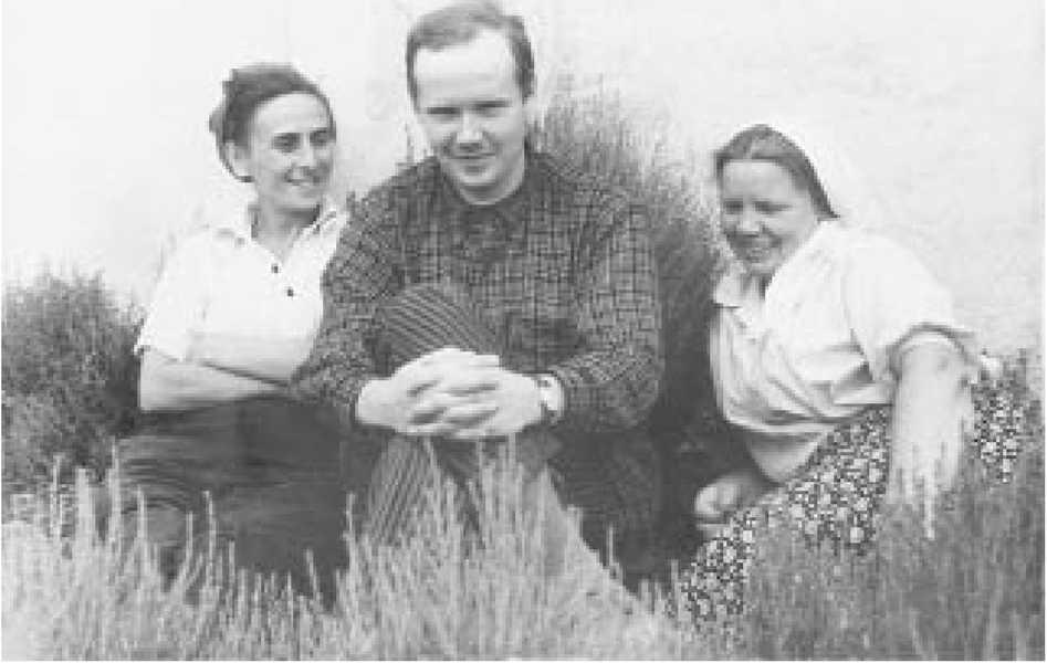 А.А. Формозов (в центре), М.Д. Гвоздовер (слева) и М.З. Паничкина (справа), 1953 г., экспедиция в Авдеево