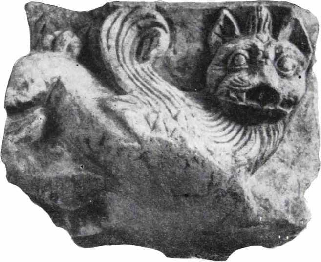 Рис. 6. Скульптурный блок из Термеза (Бактрия —Тохаристан). Мергелистый известняк. I в. н. э.