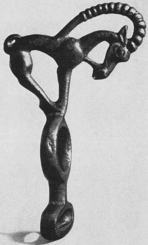 Бронзовая скульптура козла, стоящего на кольцах. Тасмола, курган №2.