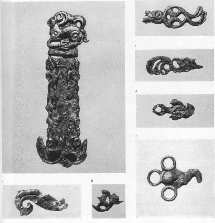 Железный меч с бронзовой рукояткой с изображением животных. Акбеит. а, б, в, г, д, е. Бронзовые бляшки. Могильник Акбеит.