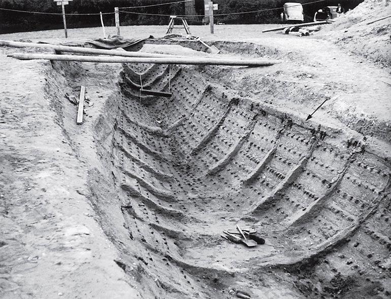 Рис. 5.1. Корабль в Саттон Ху, раскрытый по серым обесцвеченным пятнам на почве и фрагментам железных гвоздей (Британский музей)