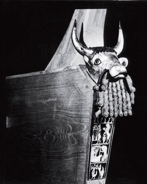 Рис. 4.1. Деревянная арфа из царского могильника в Уре, восстановленная Леонардом Вулли