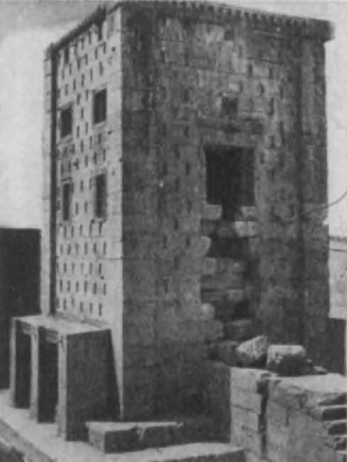 33. Ка ба Зороастра в Накш-и Рустаме. Нет никаких доказательств, что это сооружение, находящееся напротив царских гробниц, - ayadana (место поклонения).
