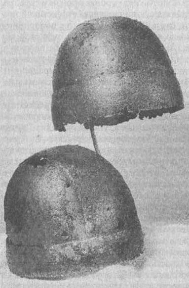 Рис. 20. Два простых шлема каркасного типа (Spangenhelm), V в.