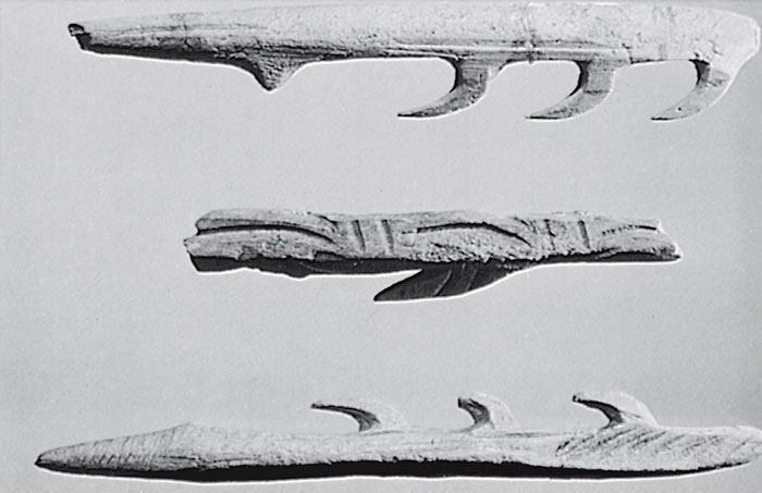 Рис. 11.15. Мадленские гарпуны из рога оленя возрастом приблизительно 15 000 лет (2/3 от реального размера). Фото Жана Верту, Британский музей 