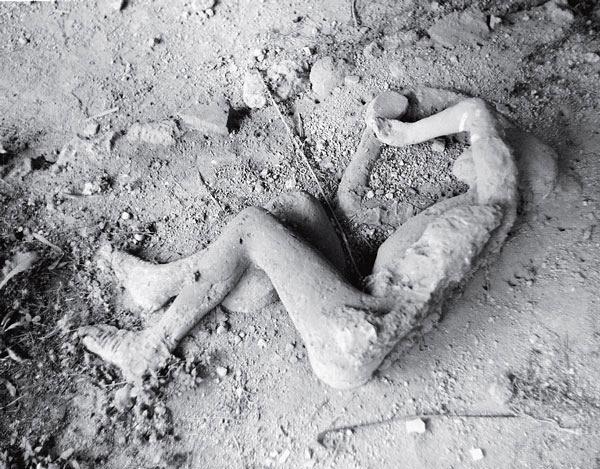 Рис. 2.1. Тело нищего, заваленного вулканическим пеплом у нусерийских ворот в Помпеях 