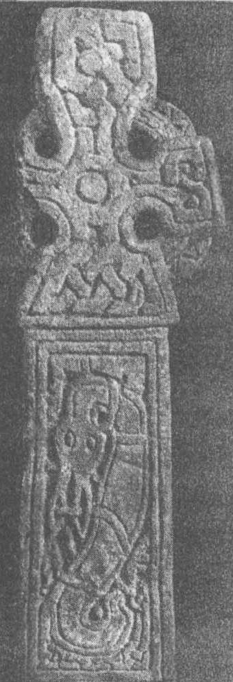 Рис. 121b. Крест из Мидлтона, Йоркшир Обратная сторона того же креста показывает типичную, грубую и схематичную, версию так называемого английского стиля Еллинг. Высота рисунка 70 см