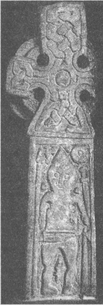 Рис. 121а. Крест из Мидлтона, Йоркшир Изображение на камне показывает характерное убранство языческого погребения викинга. Щит. меч и топор должны быть справа. Сакс или нож находятся на теле. Середина X в.