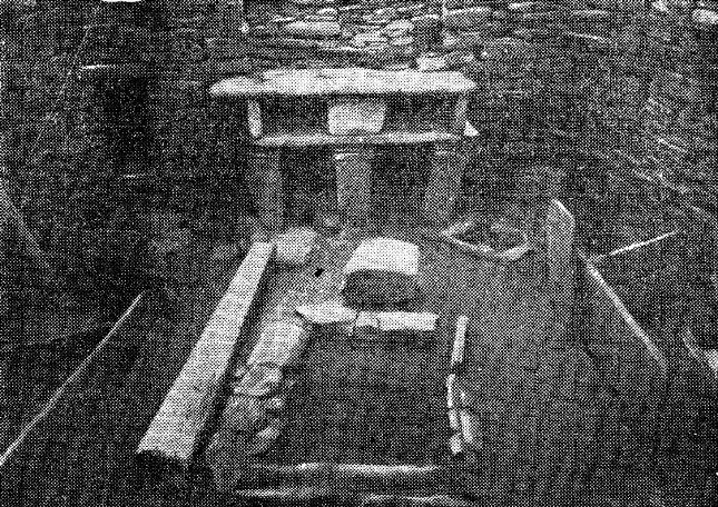 Внутренняя обстановка неолитического жилища в Скара Брей, Оркней¬ские острова. В центре открытый очаг и кухонный стол