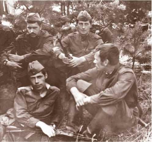 Н. А. Макаров с сокурсниками на военных сборах. Ковров, 1977 г.