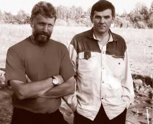 Н. А. Макаров и П. Г. Гайдуков на раскопках в Минино. 2002 г.