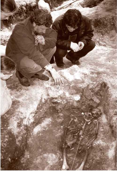 Н. А. Макаров знакомит сотрудников Кирилло-Белозерского музея-заповедника с ходом раскопок могильника Минино-2. 2000 г.