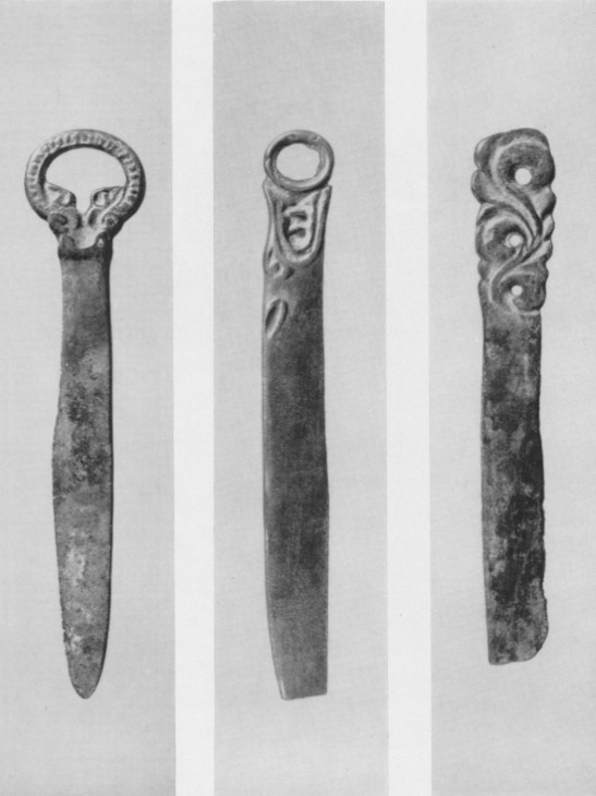 115. а, б, в. Минусинские бронзовые ножи.