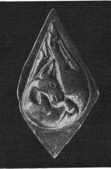 169. Бронзовая бляшка с изображением лани с изогнутым вокруг головы телом. Ордос.