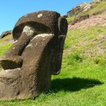 Монументальные человеческие фигуры - моаи - были вырезаны из камня в 1250-1500 гг. жителями острова Пасха, который расположен в 2000 миль от побережья Чили.