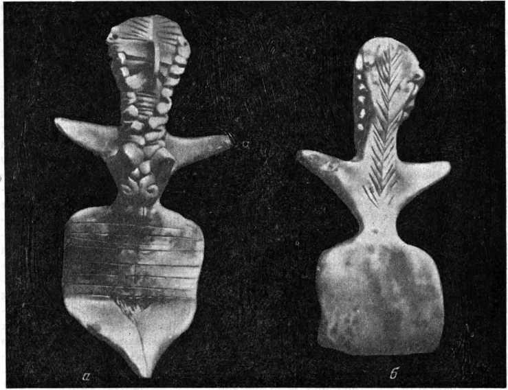 Рис. 5. Намазга-депе. Глиняная статуэтка (период Намазга IV). а — вид спереди; б — вид сзади.