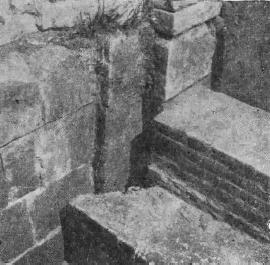 Рис. 3. Стык основания галереи с юго-восточным углом храма