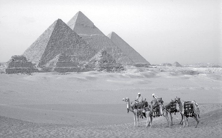 Рис. 16.5. Пирамиды в Гизе, Египет 