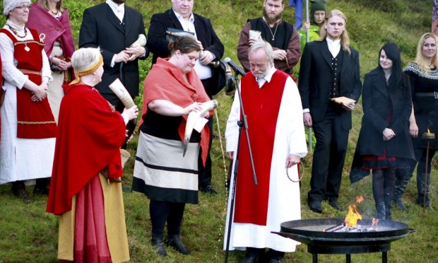 Первосвященник Хилмар Ёрн Хильмарссон и его коллеги из ассоциации "Ásatrúarfélagið" на церемонии в Национальном парке "Pingvellir" около Рейкьявика.