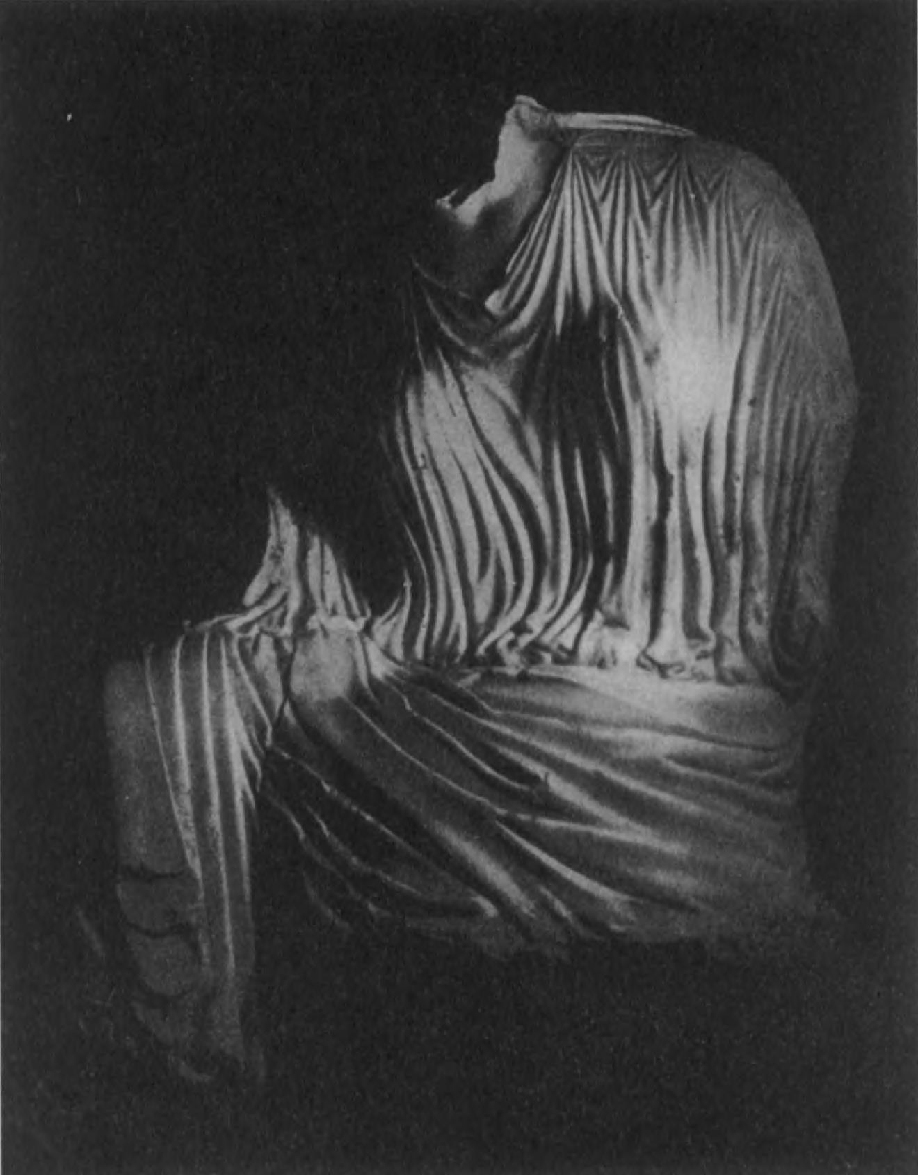 36. Мраморная статуя ахеменидского (?) времени. Персеполь.