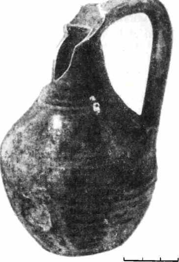 Рис. 2. Кувшин белой глины с зеленой поливой из Византии. Найден в слое X в. в Тмутаракани