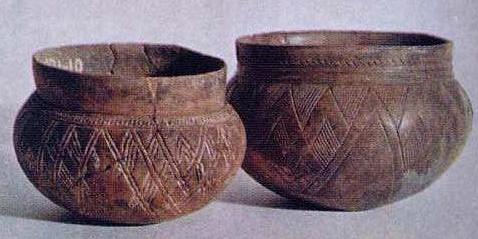 Керамические сосуды из могильников карасукской культуры