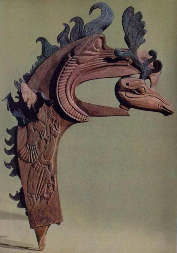 Пазырыкское искусство: голова барана в клюве грифона (дерево, кожа)