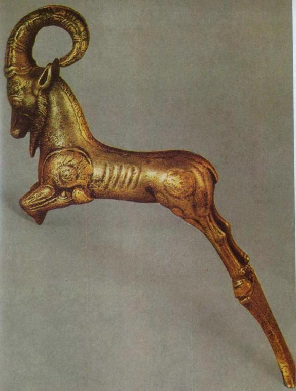 Фигурка скачущего барана с изображением солярных знаков на лопатках, Амударьинский клад, культура саков