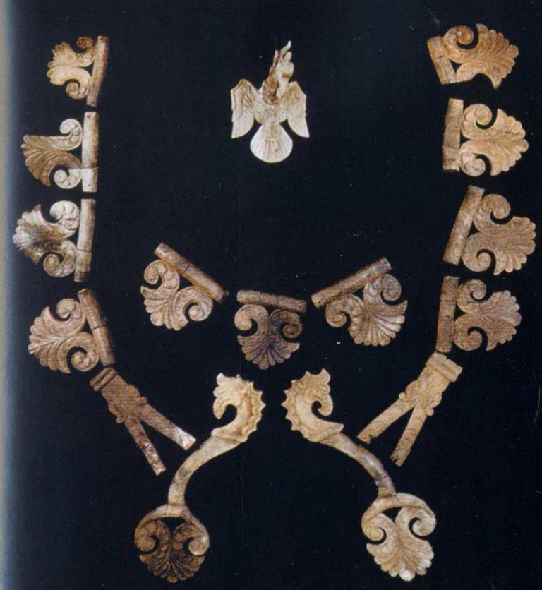 Деревянное украшение сбруи коня, могильник Алаха 3, пазырыкская культура (по Н.В.Полосьмак) 