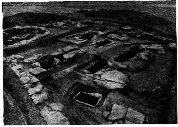 Рис. 1 Вид части Элевсинского некрополя с так называемыми «могилами Семи против Фив»