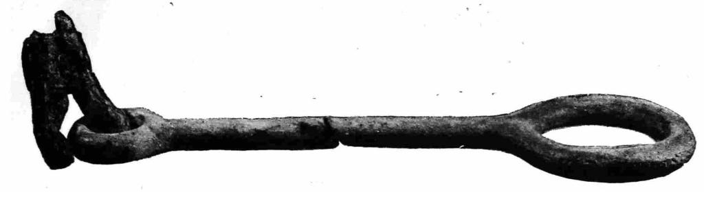 Рис. 2. Кармир-Блур. Часть бронзового запора с клинописью