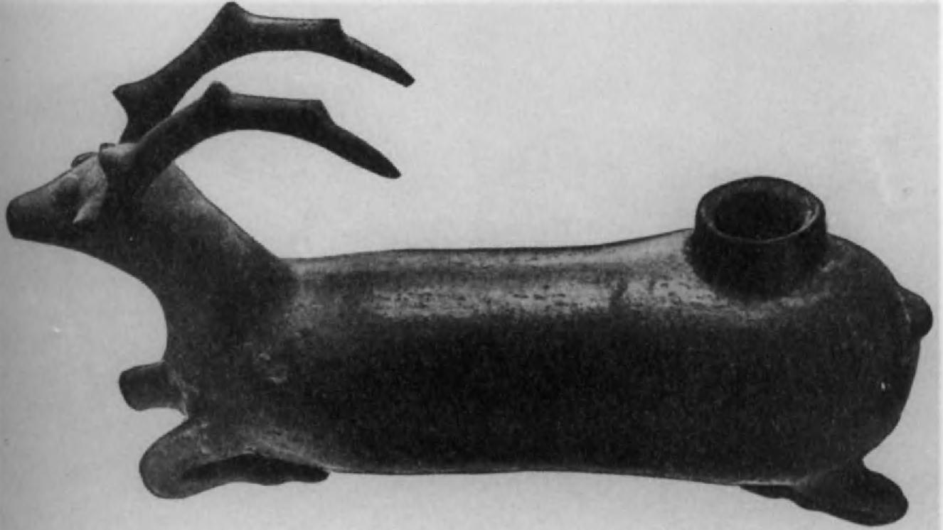 12.	 Красноглиняный ритон или све-тильник (?) из Калар-Даигг в Мазанде- ране (длина 23 см)